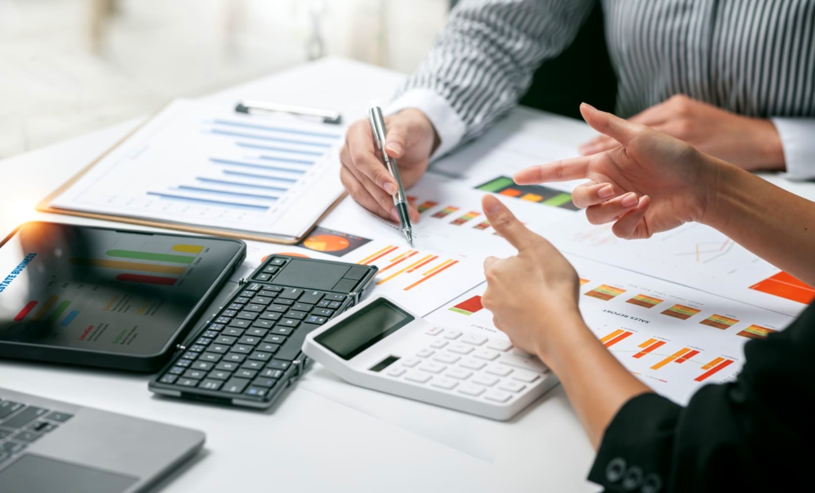 會計師或記帳士提供的公司登記代辦服務,涵蓋了前期的公司名稱預查、營業項目挑選建議、公司章程擬定、董監事名冊建立等服務。