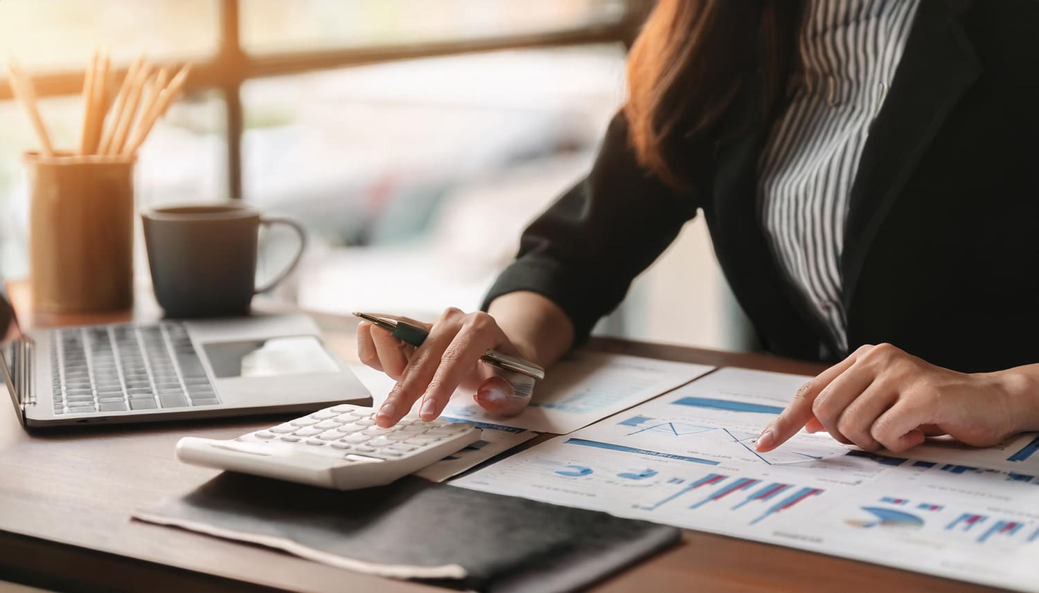 會計師與記帳士能替企業辦理勞健保申報服務,包含公司成立初期的勞健保投保單位設立、員工到職時的「加保」、離職時的「退保」等服務。