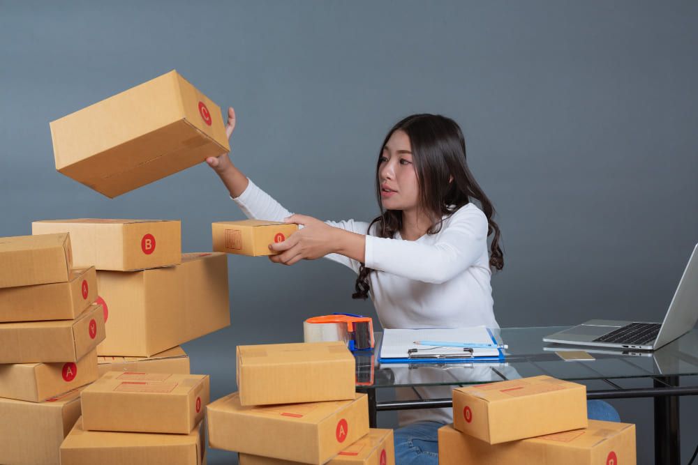 家庭代工詐騙集團的常見手法,就是用盡各種理由要求你先付一筆「材料費」、「包裝費代墊」、「保證金」或「